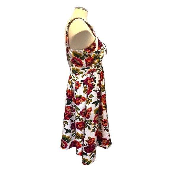 Selina Studio Sweetheart Fit & Flare Sundress in Vibrant Floral on White - Picture 6 of 13